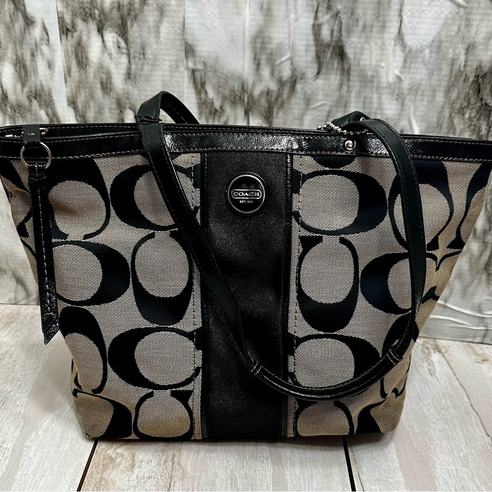 Coach Black and Cream Signature Tote Patent Leather Handles Trim Y2K  Classic - Picture 2 of 16